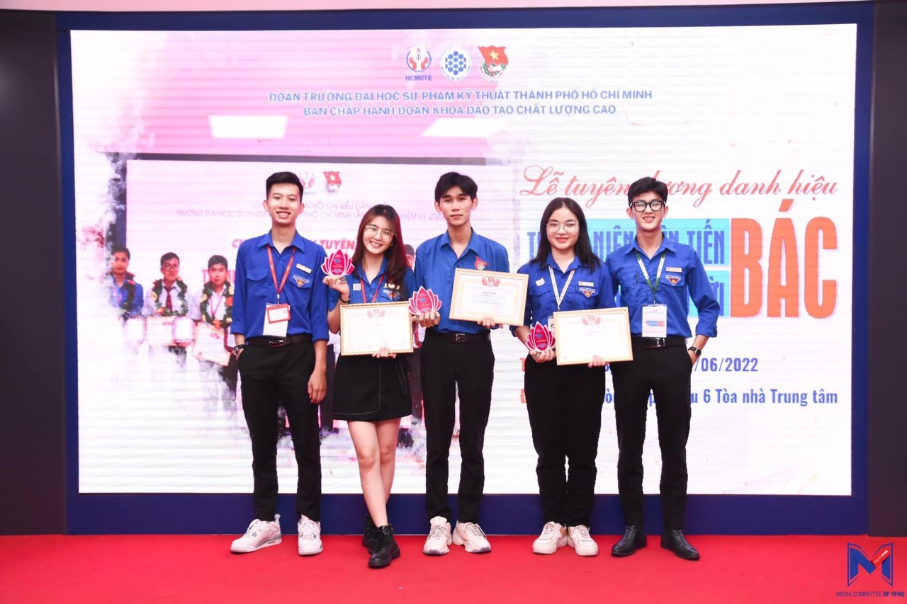 Huy tại Lễ tuyên dương danh hiệu Thanh niên tiên tiến làm theo lời Bác năm 2022.