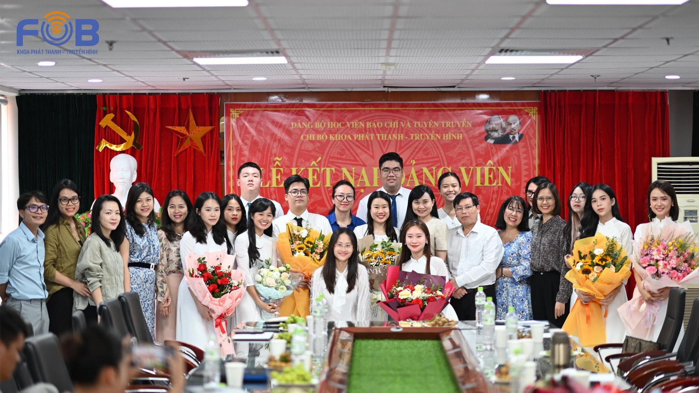 Các sinh viên được vinh dự kết nạp Đảng tại Đảng bộ Khoa Phát thanh - Truyền hình.