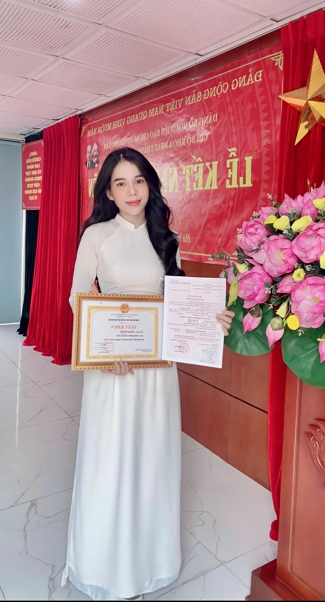 Vinh dự kết nạp vào Đảng Cộng sản Việt Nam, đây có thể coi là thành quả chứng minh cho sự nỗ lực trong những năm tháng học đại học của cô gái quê Hà Tĩnh.