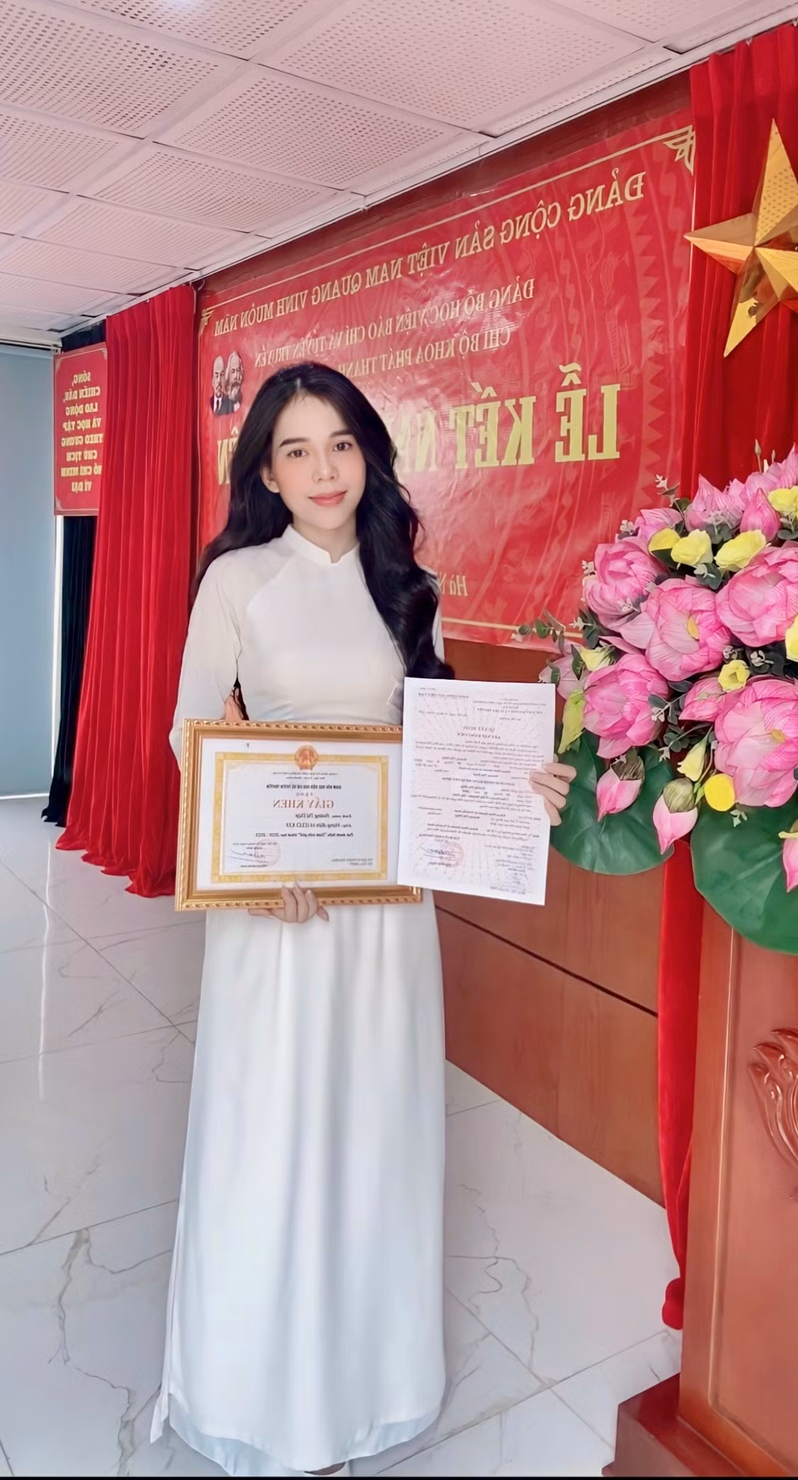 Vinh dự kết nạp vào Đảng Cộng sản Việt Nam, đây có thể coi là thành quả chứng minh cho sự nỗ lực trong những năm tháng học đại học của cô gái quê Hà Tĩnh.