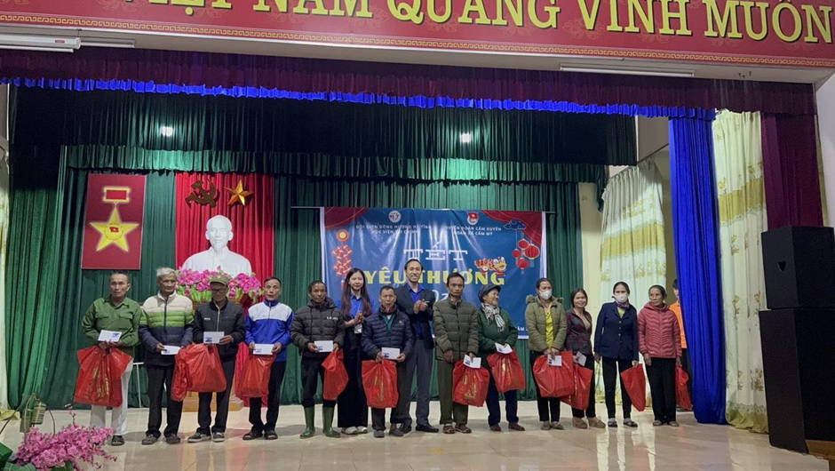 Đội SVTN Đồng hương Hà Tĩnh trao tặng phần quà cho những hoàn cảnh khó khăn trong hành trình “Tết yêu thương”. Đội SVTN Đồng hương Hà Tĩnh trao tặng phần quà cho những hoàn cảnh khó khăn trong hành trình “Tết yêu thương”.