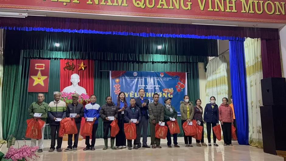 Đội SVTN Đồng hương Hà Tĩnh trao tặng phần quà cho những hoàn cảnh khó khăn trong hành trình “Tết yêu thương”.