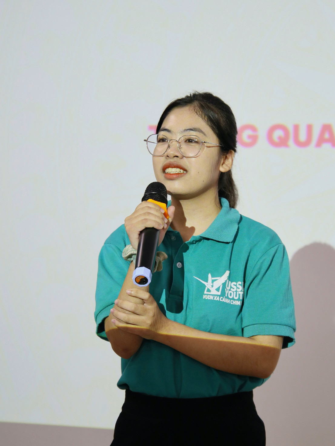 Nguyễn Thị Hải, sinh viên lớp K64 Quản lý thông tin, khoa Thông tin – Thư viện, Trường Đại học Khoa học Xã hội và Nhân văn, Đại học Quốc gia Hà Nội.