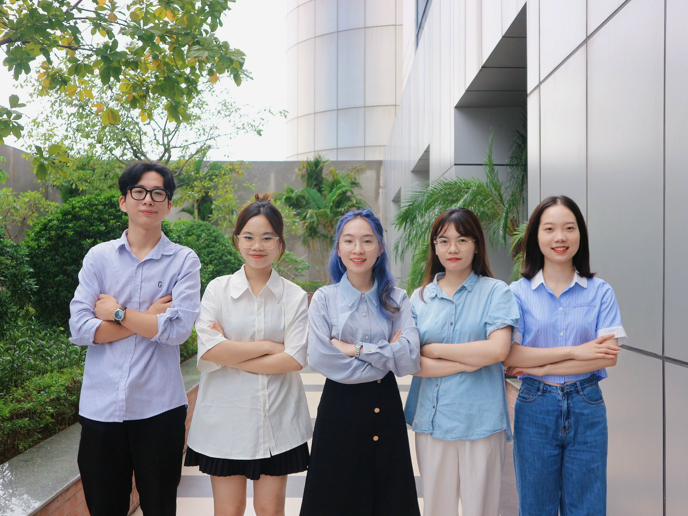 Ngọc Anh (áo xanh đứng giữa) chụp cùng nhóm Nghiên cứu khoa học.