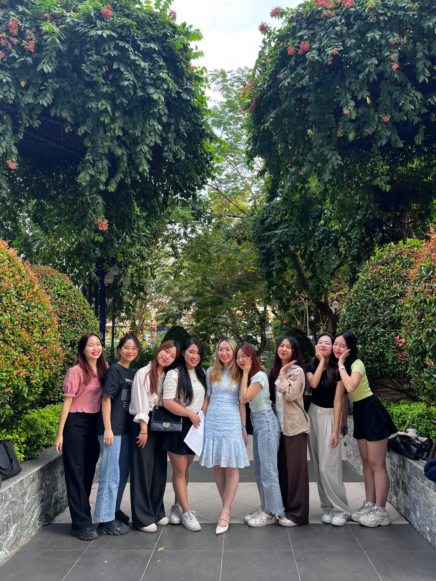 Ngọc Anh (mặc váy xanh đứng giữa) chụp cùng bạn cùng lớp.