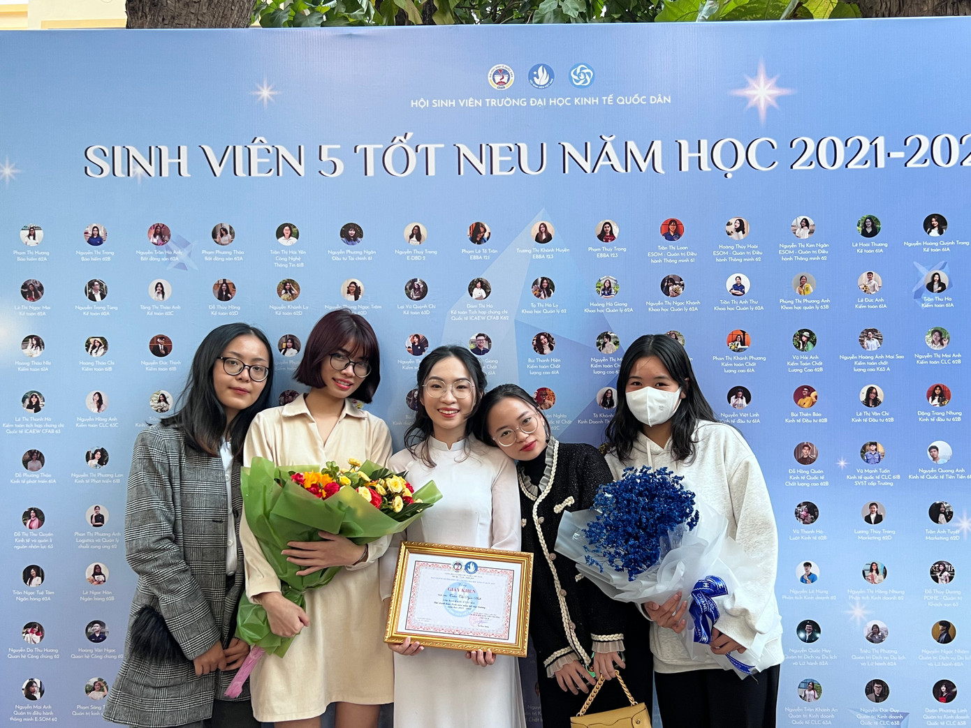 Ngọc Anh (áo dài đứng giữa) chụp cùng bạn khi nhận danh hiệu Sinh viên 5 Tốt.