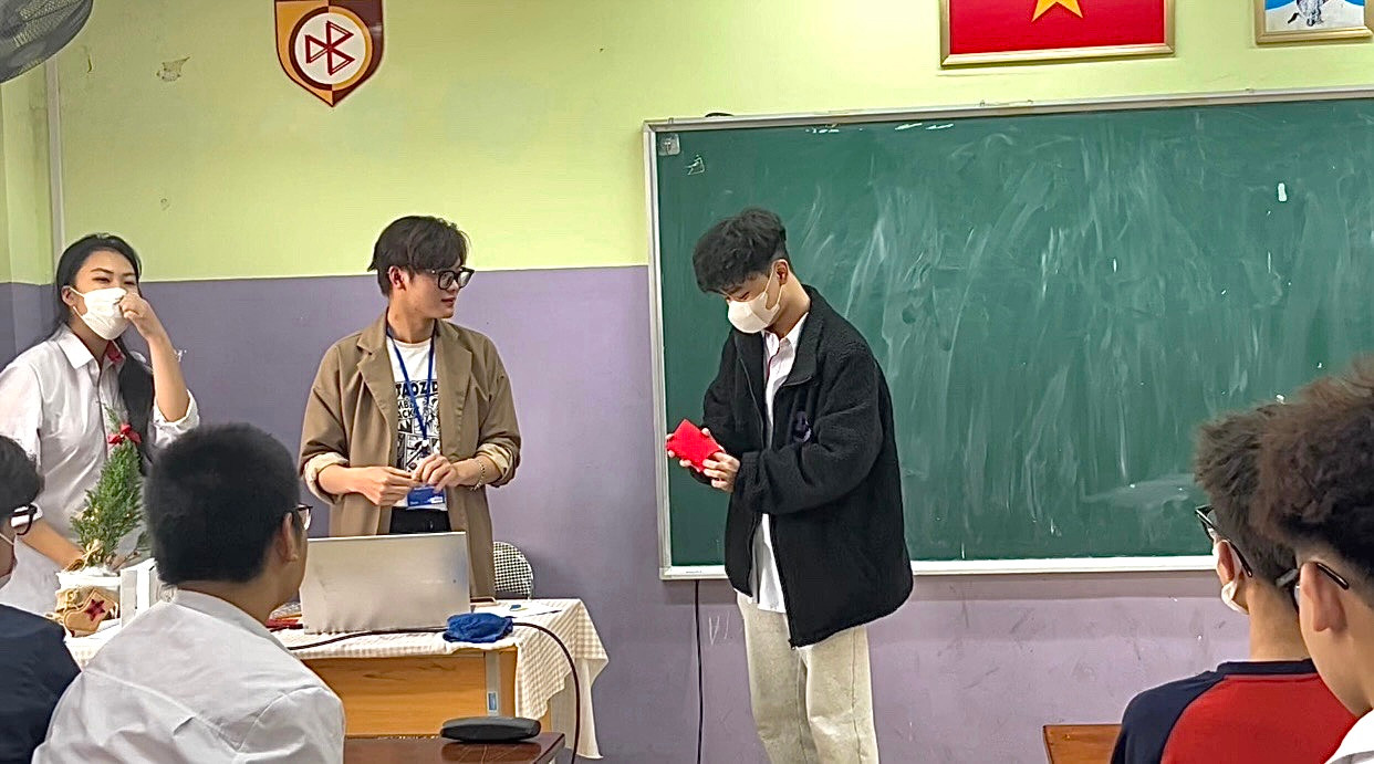Thực hành tiết hoạt động trải nghiệm tại lớp 10A10 trường THPT Nguyễn Bỉnh Khiêm