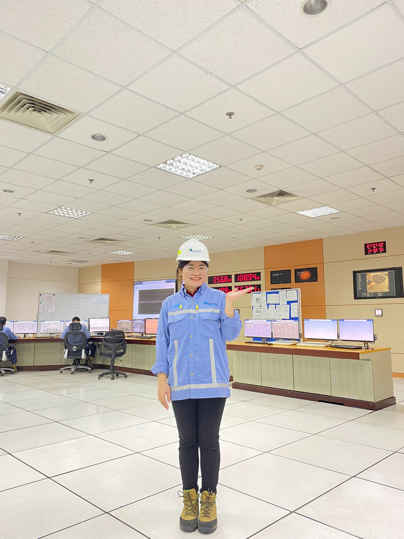 Thu Quỳnh trải nghiệm tại Nhà máy Nhiệt điện Mông Dương II tại Quảng Ninh.