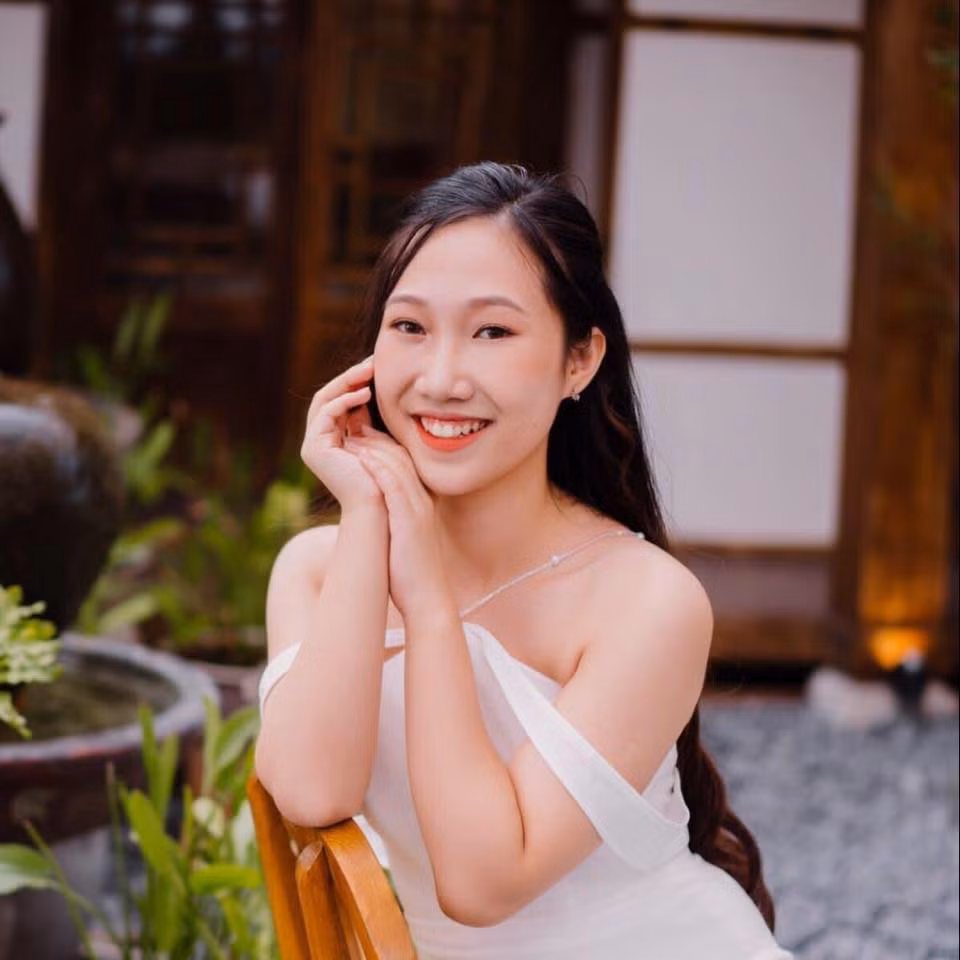 Võ Nguyễn Trà My (sinh năm 2003) là sinh viên năm hai Khoa Truyền thông và Văn hóa đối ngoại, Học viện Ngoại giao.