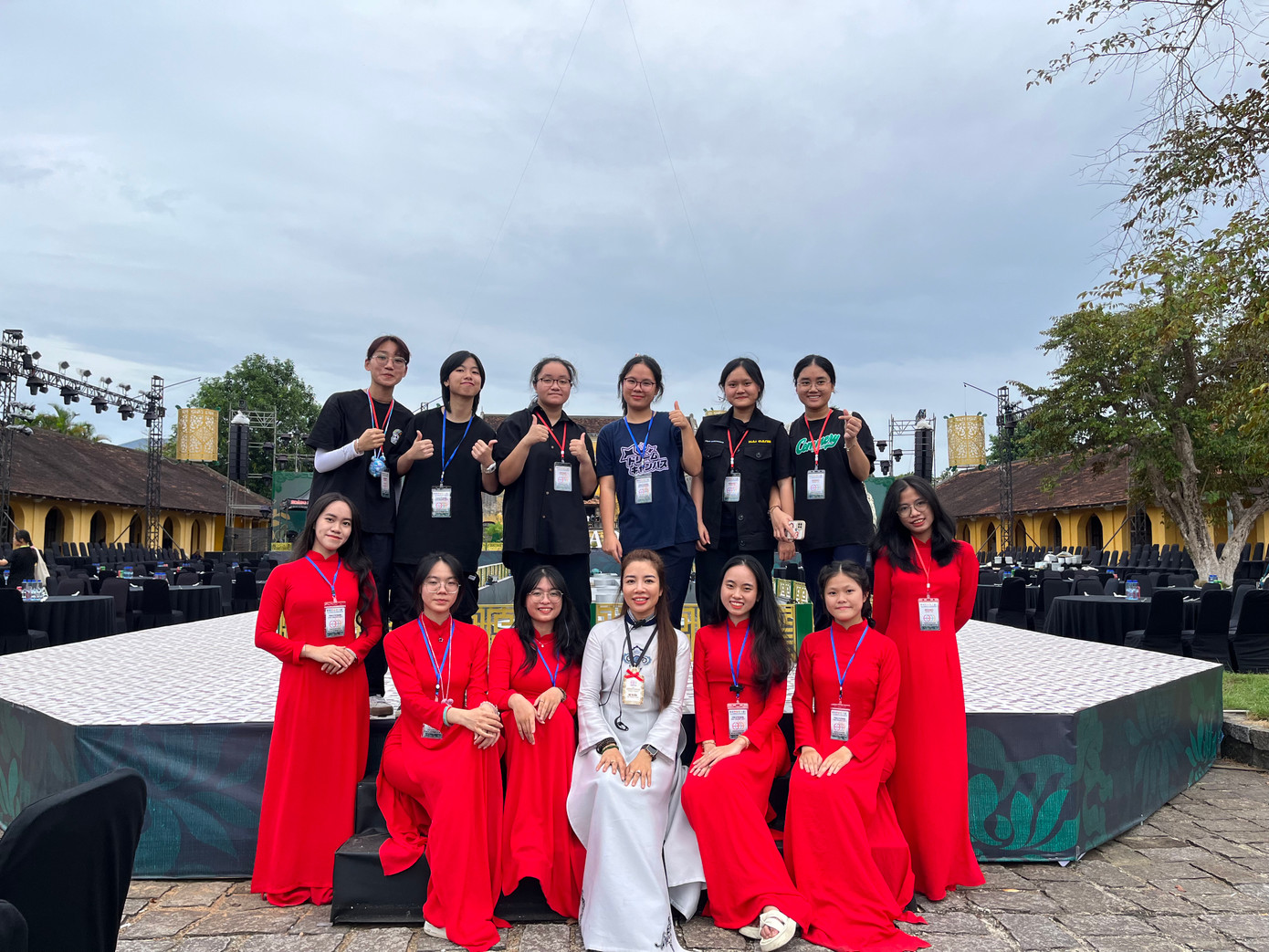 Bên cạnh chú tâm vào việc học, cô bạn còn tích cực trong các hoạt động và chương trình ngoại khóa. Bên cạnh chú tâm vào việc học, cô bạn còn tích cực trong các hoạt động và chương trình ngoại khóa.