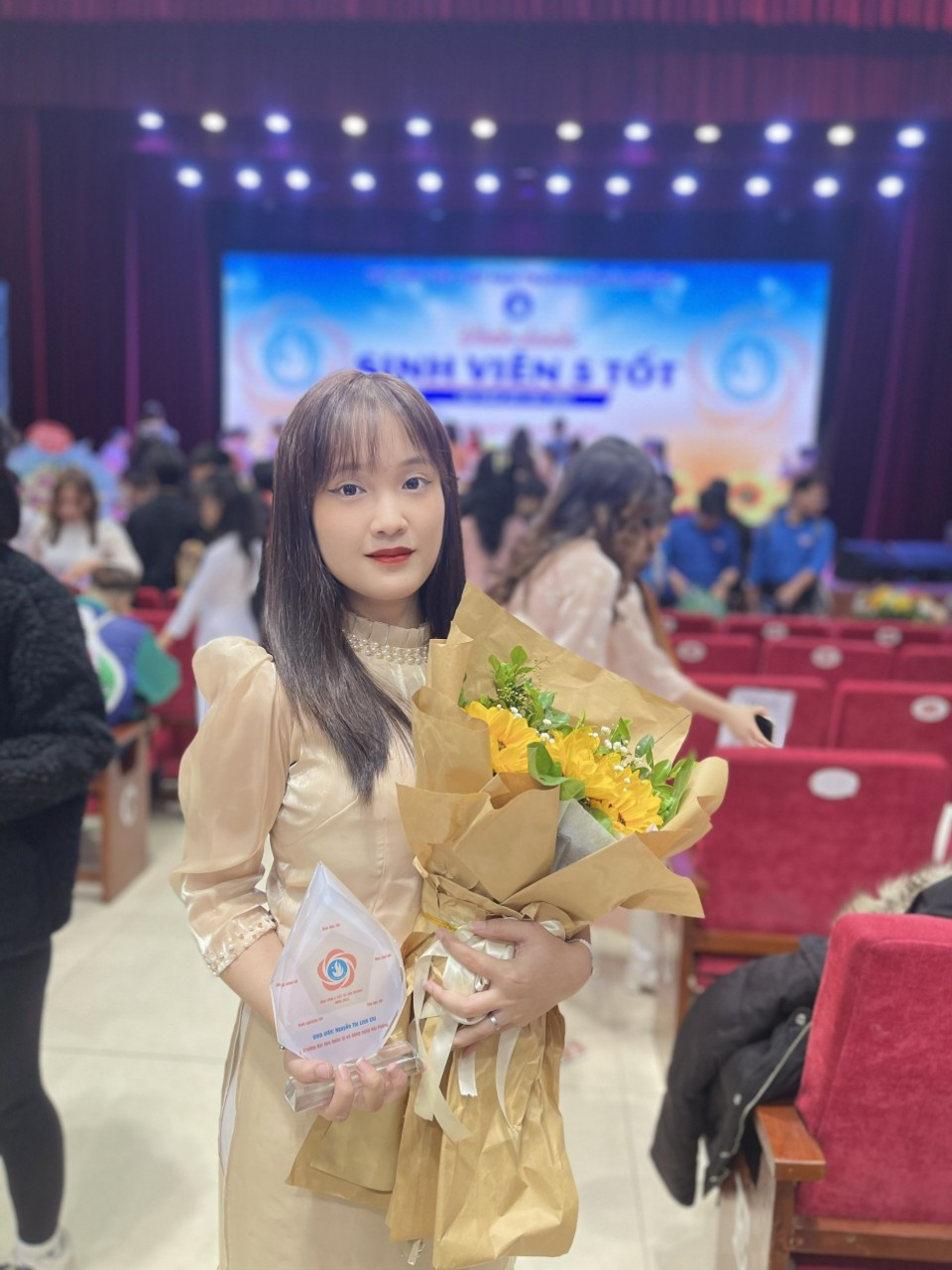 Ngoài giải thưởng "Sao tháng Giêng” cấp Trung ương, Linh Chi cũng giành được danh hiệu “Sinh viên 5 Tốt” cấp Thành phố năm 2022.