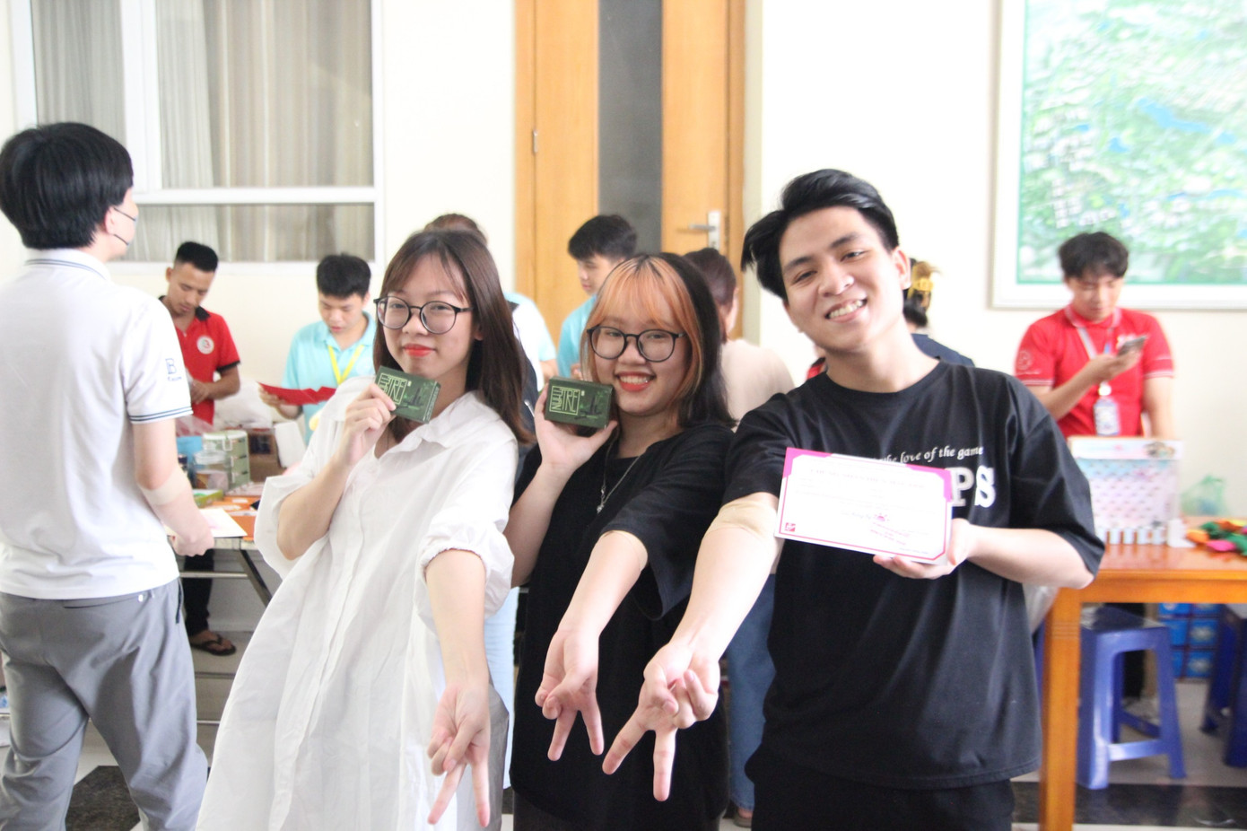 Sinh viên hiến máu nhận quà từ Ngày hội.