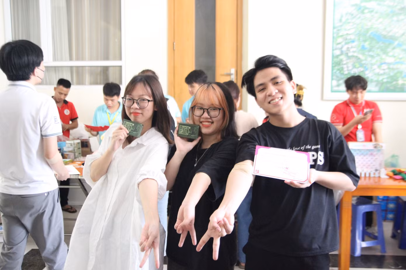 Sinh viên hiến máu nhận quà từ Ngày hội.