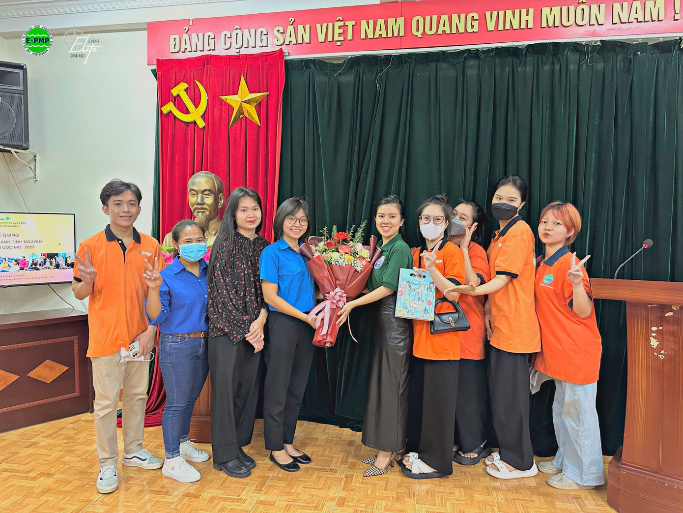 Tham gia hoạt động tình nguyện vì cộng đồng. Tham gia hoạt động tình nguyện vì cộng đồng.