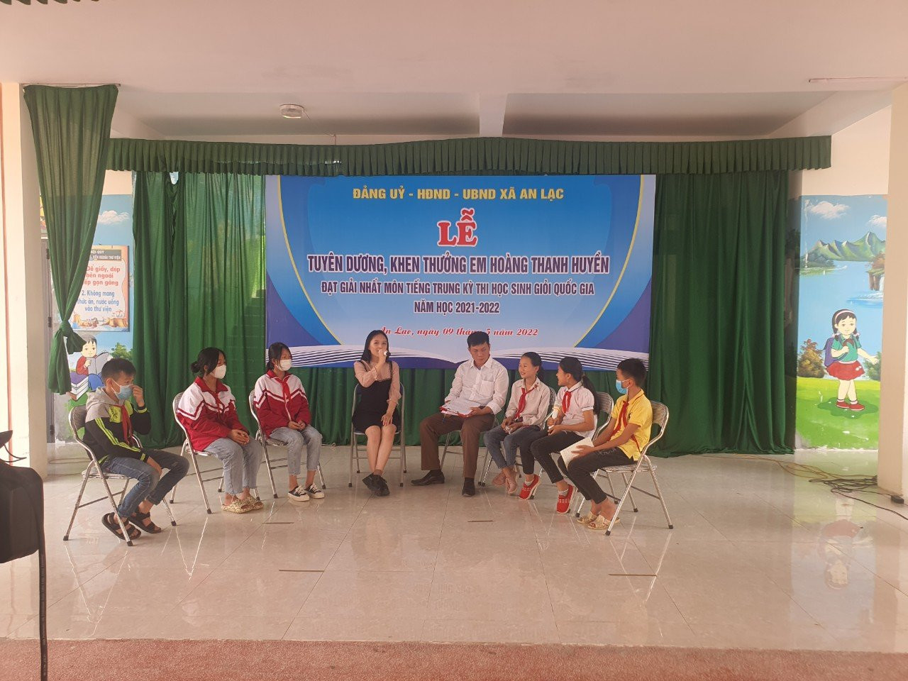 Truyền cảm hứng cho các em học sinh địa phương.