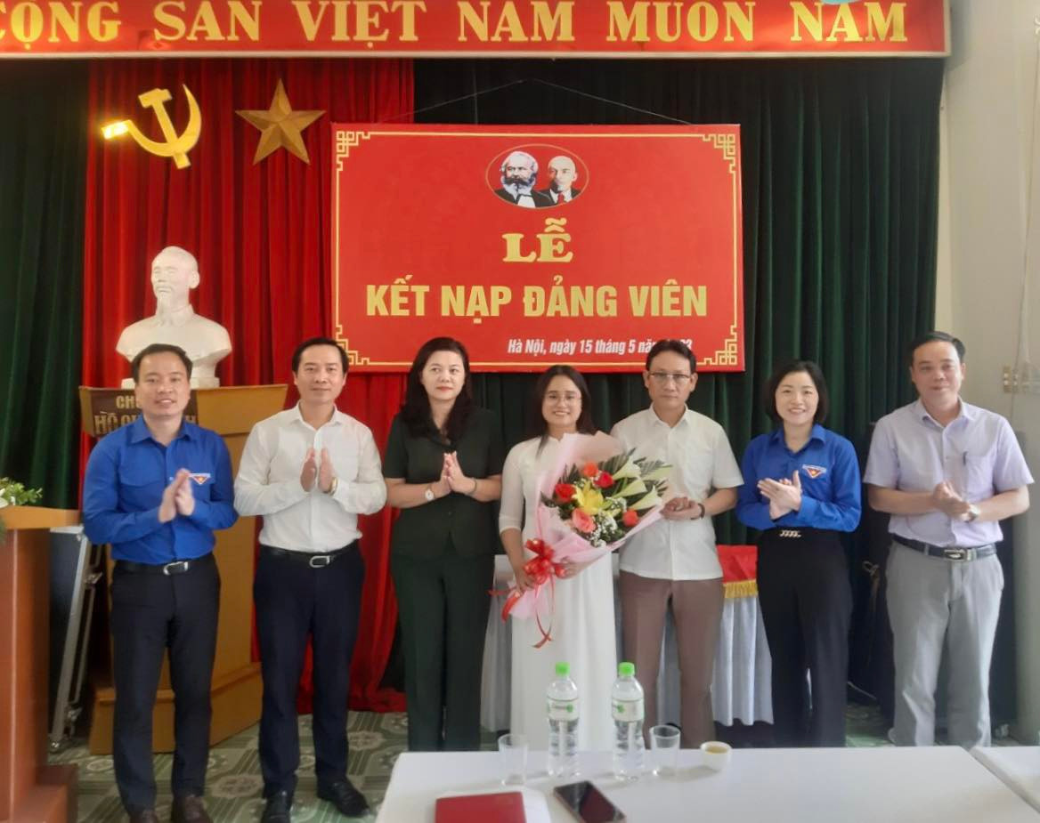Tâm Anh vinh dự được kết nạp vào Đảng khi chỉ mới 18 tuổi. Tâm Anh vinh dự được kết nạp vào Đảng khi chỉ mới 18 tuổi.