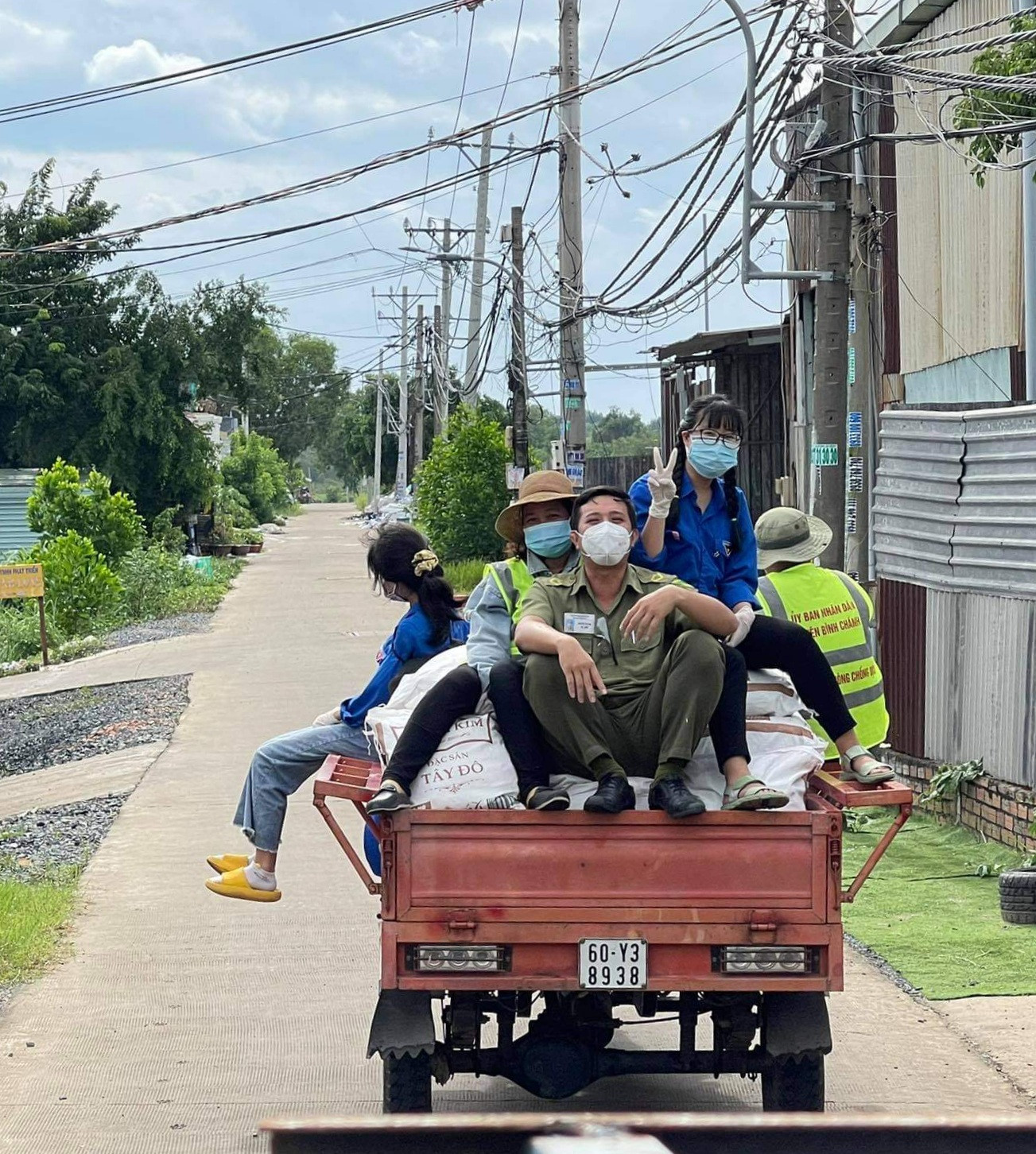 Tham gia hỗ trợ cung cấp nhu yếu phẩm cho người dân trong dịch COVID - 19.