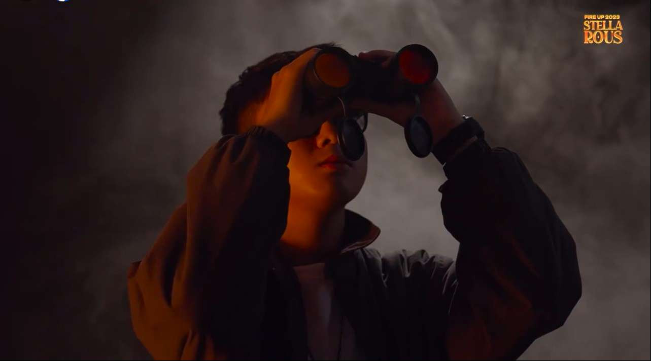 Cậu bé ngước nhìn lên bầu trời qua chiếc ống nhòm và lạc vào giấc mơ thú vị để rồi được khám phá các ngành học mới mẻ. Cậu bé ngước nhìn lên bầu trời qua chiếc ống nhòm và lạc vào giấc mơ thú vị để rồi được khám phá các ngành học mới mẻ.