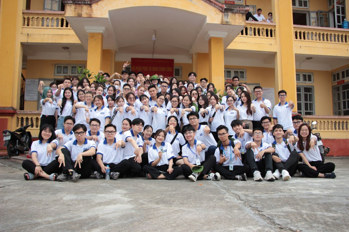 Nhật Hà cùng tập thể lớp POHE Luật Kinh doanh.