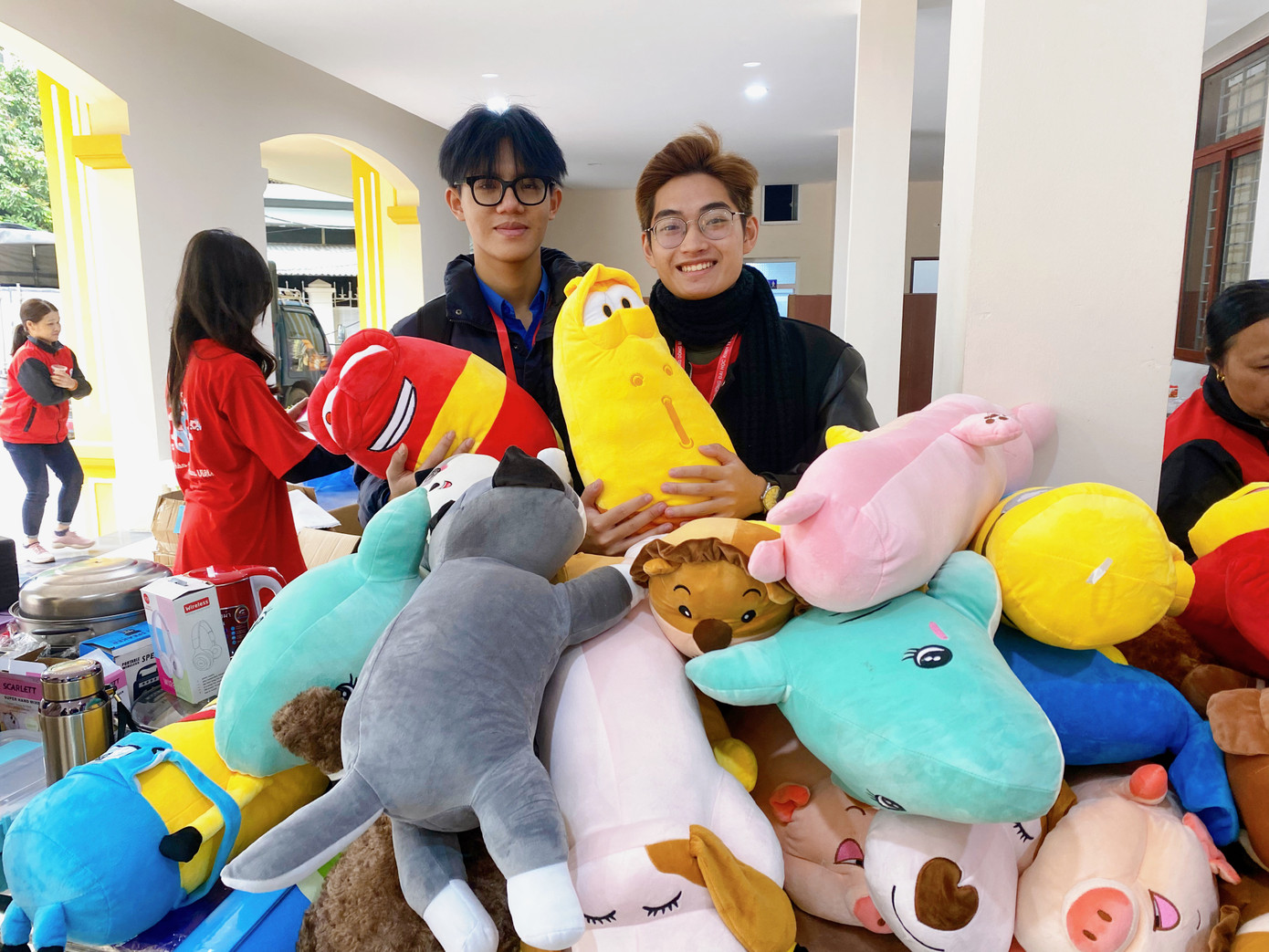 Quà tặng dành tới các bạn sinh viên tham gia hiến máu. Quà tặng dành tới các bạn sinh viên tham gia hiến máu.