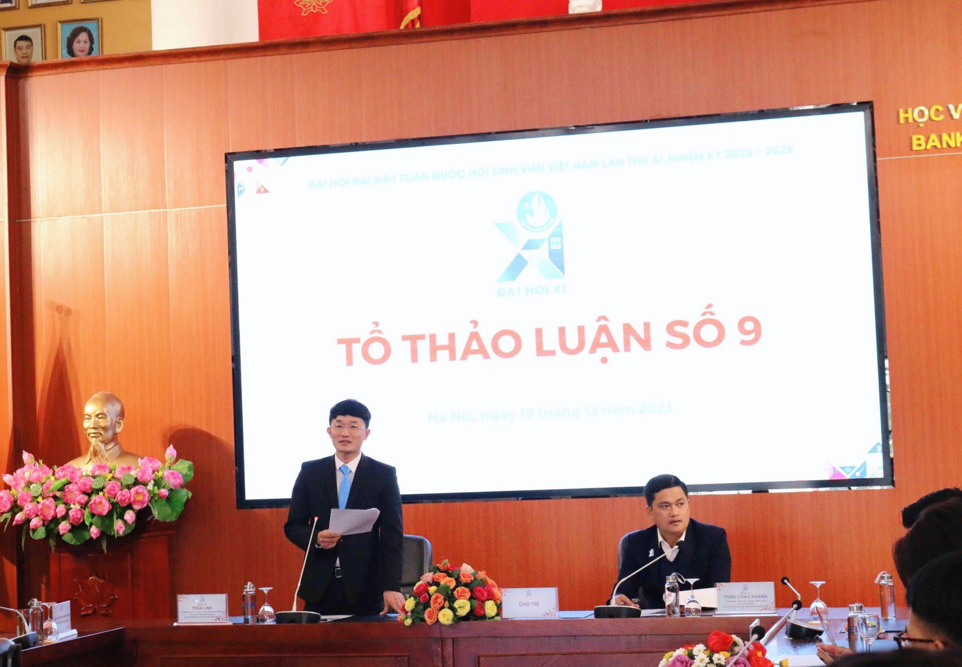 Chủ trì Tổ thảo luận là đồng chí Trần Linh và đồng chí Trần Công Khánh.