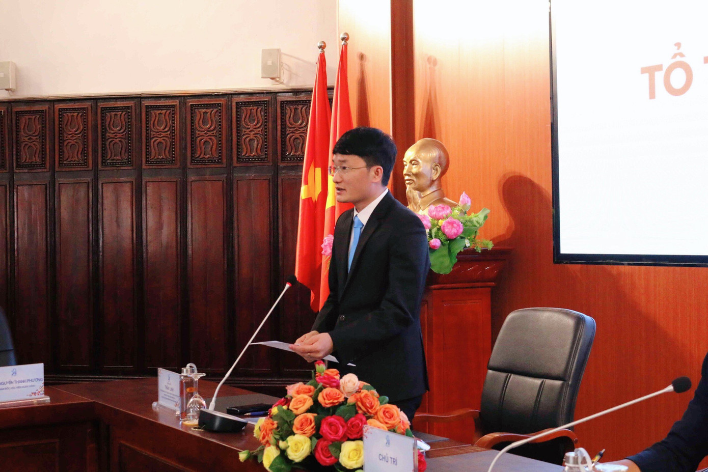 Đồng chí Trần Linh - Ủy viên Ban Thư ký Trung ương Hội Sinh viên Việt Nam, Phó Bí thư Tỉnh đoàn Nghệ An, Chủ tịch Hội Sinh viên tỉnh Nghệ An thông qua đề dẫn các nội dung trọng tâm của buổi thảo luận.