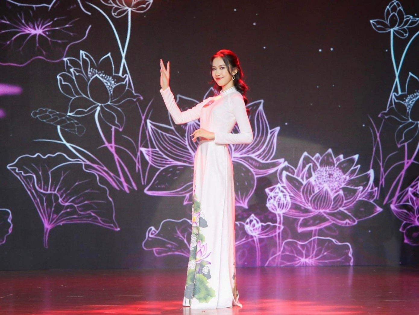 Với vẻ đẹp tài sắc vẹn toàn, H’ Uyên Niê đã trở thành hoa khôi Duyên dáng Ngoại thương 2023. Với vẻ đẹp tài sắc vẹn toàn, H’ Uyên Niê đã trở thành hoa khôi Duyên dáng Ngoại thương 2023.