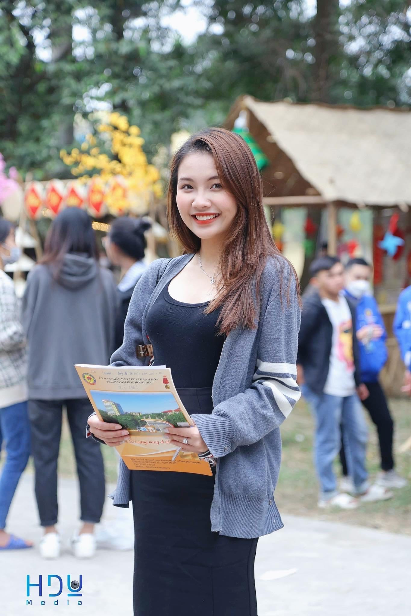 Hoàng Lê Quỳnh Loan (20 tuổi) đang đảm nhận chức vụ Ủy viên Ban chấp hành Trung ương Hội sinh viên Việt Nam, Phó Chủ tịch Hội sinh viên Việt Nam trường Đại học Hồng Đức. Hoàng Lê Quỳnh Loan (20 tuổi) đang đảm nhận chức vụ Ủy viên Ban chấp hành Trung ương Hội sinh viên Việt Nam, Phó Chủ tịch Hội sinh viên Việt Nam trường Đại học Hồng Đức.