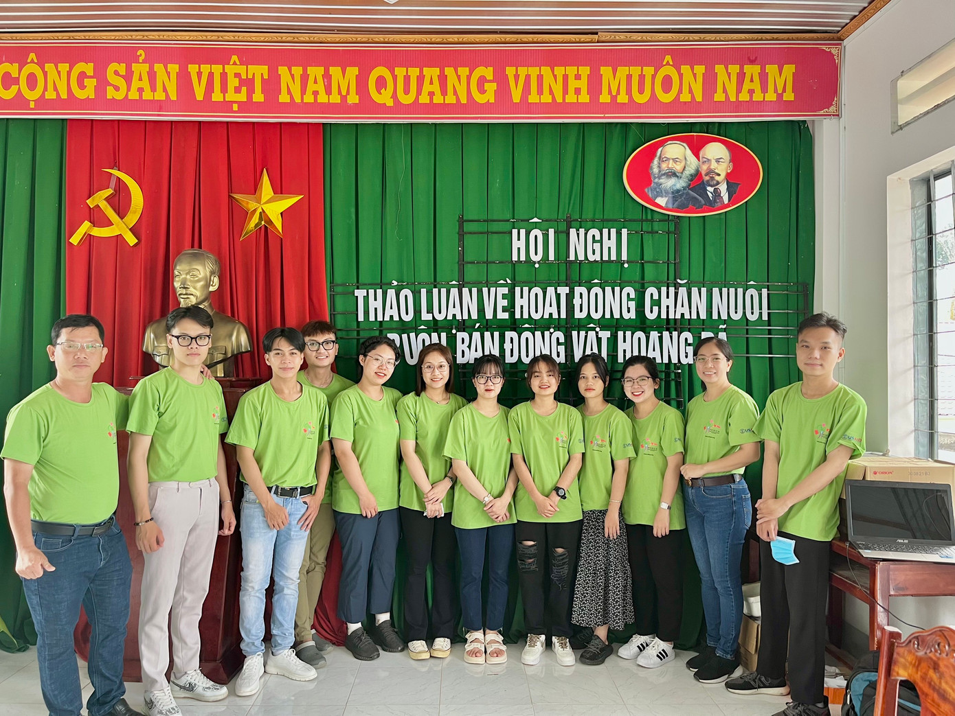 Quang Thành (thứ hai từ trái sang) tham dự Hội nghị Thảo luận về hoạt động chăn nuôi và buôn bán động vật hoang dã. Quang Thành (thứ hai từ trái sang) tham dự Hội nghị Thảo luận về hoạt động chăn nuôi và buôn bán động vật hoang dã.