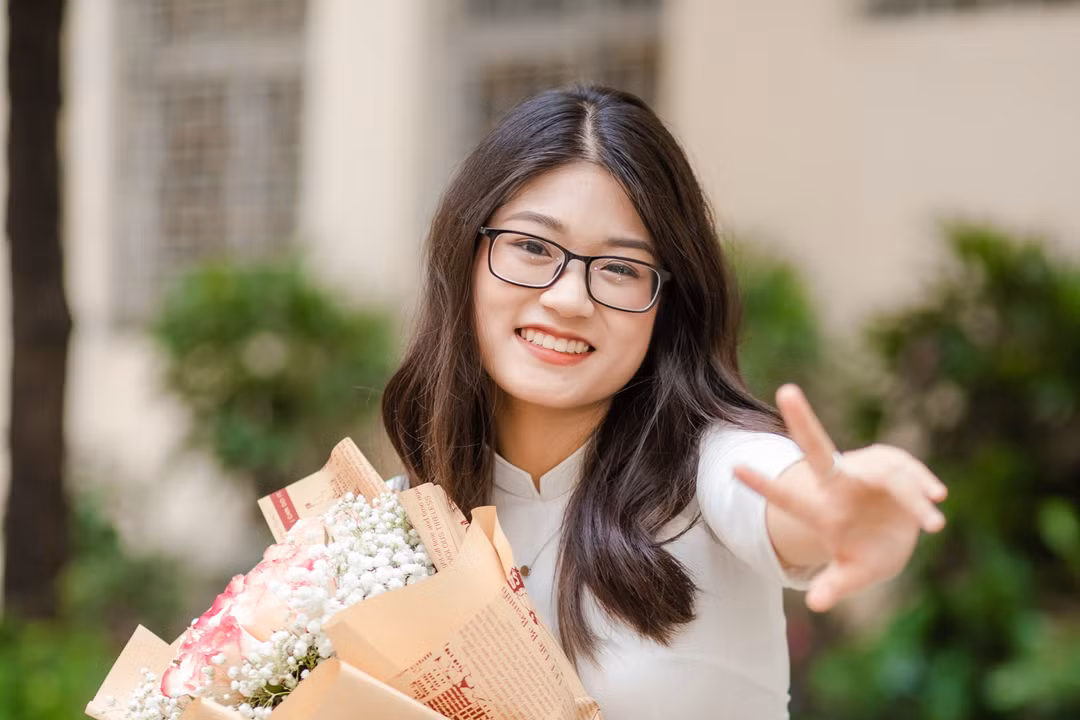 Hà Khanh trong bộ ảnh kỷ yếu tại Chuyên Sư Phạm.