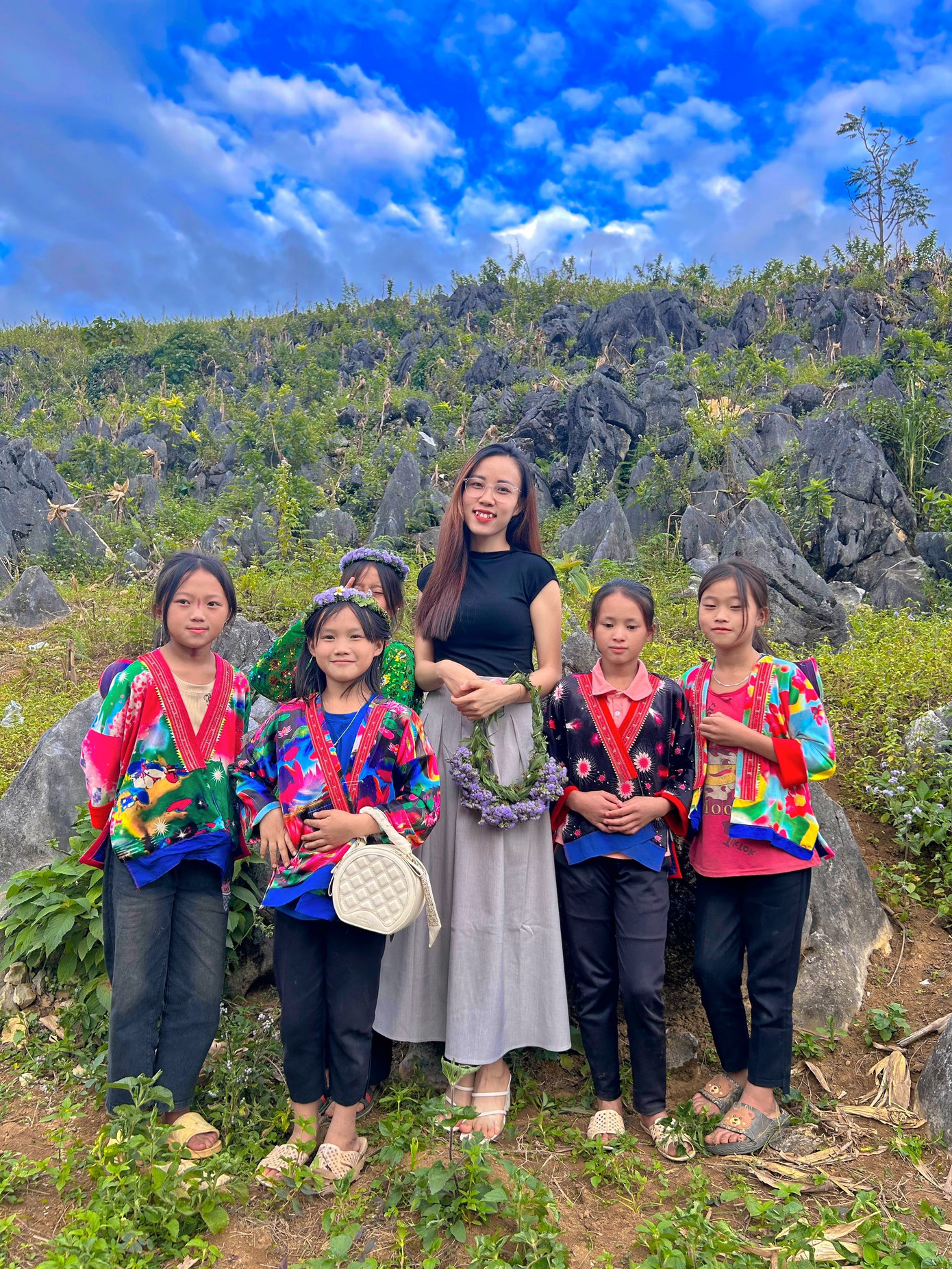 Cô Mai thường xuyên tham gia các hoạt động ngoại khóa, giúp đỡ học sinh phát triển toàn diện. Cô Mai thường xuyên tham gia các hoạt động ngoại khóa, giúp đỡ học sinh phát triển toàn diện.