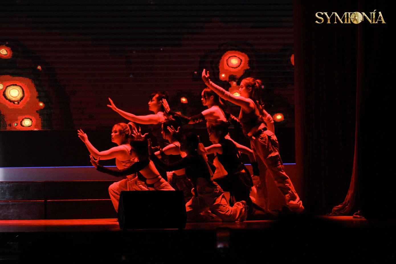 Điểm hấp dẫn của “Lễ hội ma” trường Báo nằm ở những tiết mục độc đáo cuốn hút người xem. Điểm hấp dẫn của “Lễ hội ma” trường Báo nằm ở những tiết mục độc đáo cuốn hút người xem.