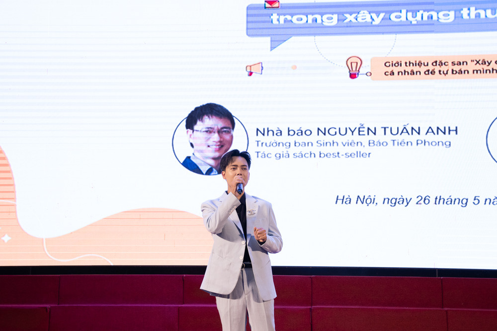 Ca sĩ Tuấn Phương - Á quân X- Factor 2016, biểu diễn tại chương trình.