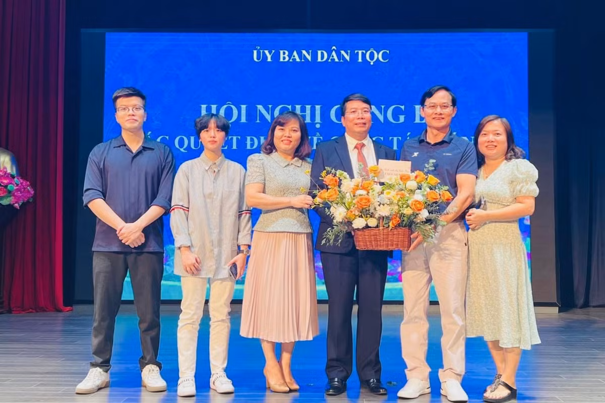 Hà Đức (ngoài cùng bên trái) và gia đình.
