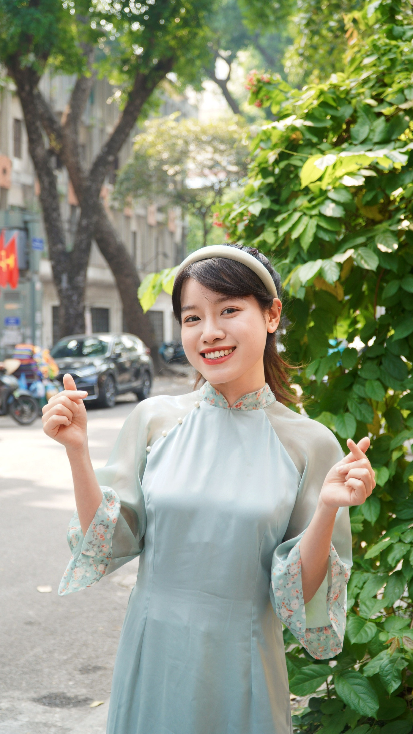 Hương Uyên đang theo học chương trình cao học Báo chí tại Học viện Báo chí và Tuyên truyền. Hương Uyên đang theo học chương trình cao học Báo chí tại Học viện Báo chí và Tuyên truyền.