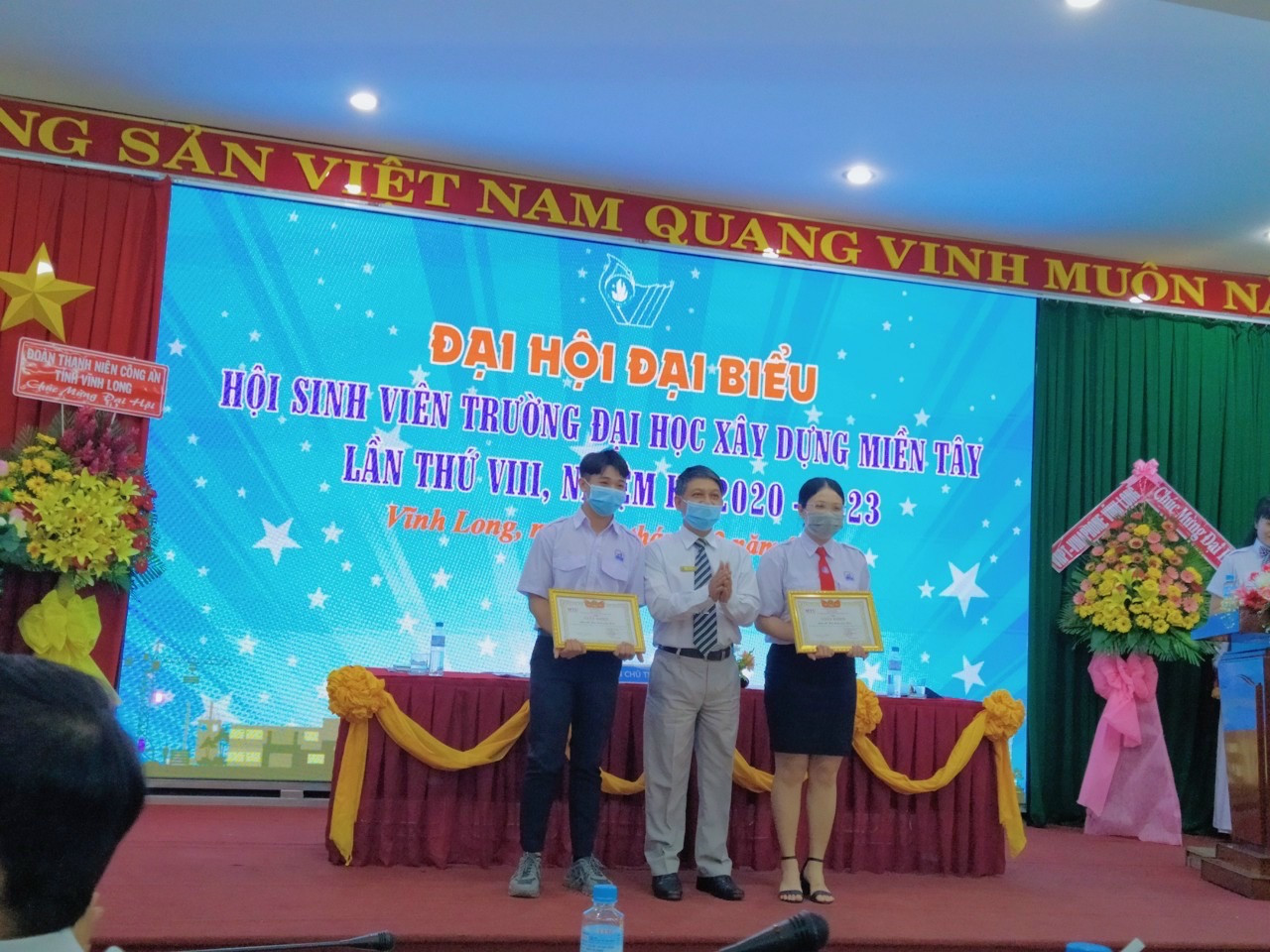 Phước Trung (ngoài cùng bên trái) nhận bằng khen tại Đại hội đại biểu Hội sinh viên Trường Đại học Xây dựng Miền Tây lần thứ VIII. Phước Trung (ngoài cùng bên trái) nhận bằng khen tại Đại hội đại biểu Hội sinh viên Trường Đại học Xây dựng Miền Tây lần thứ VIII.