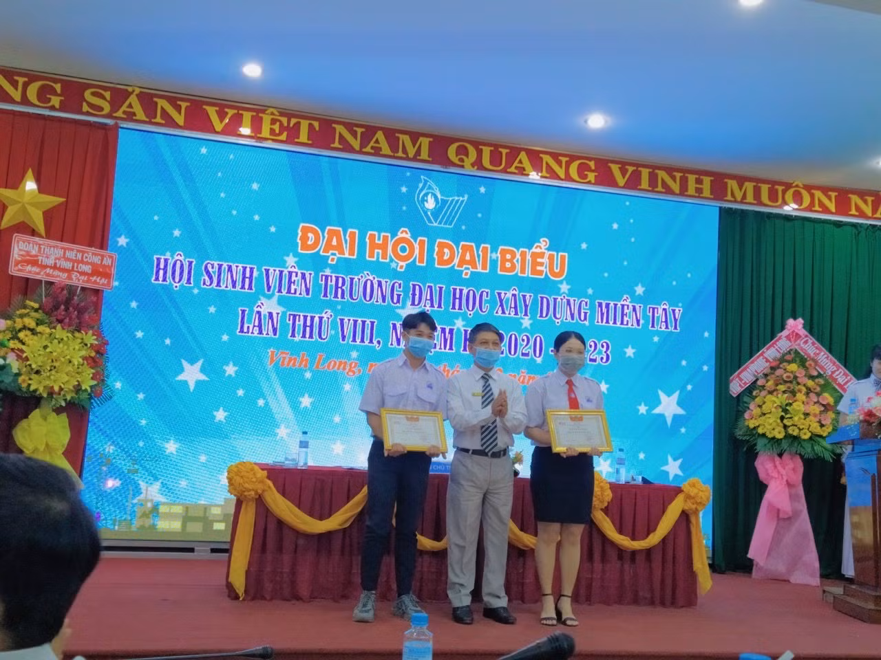 Phước Trung (ngoài cùng bên trái) nhận bằng khen tại Đại hội đại biểu Hội sinh viên Trường Đại học Xây dựng Miền Tây lần thứ VIII.