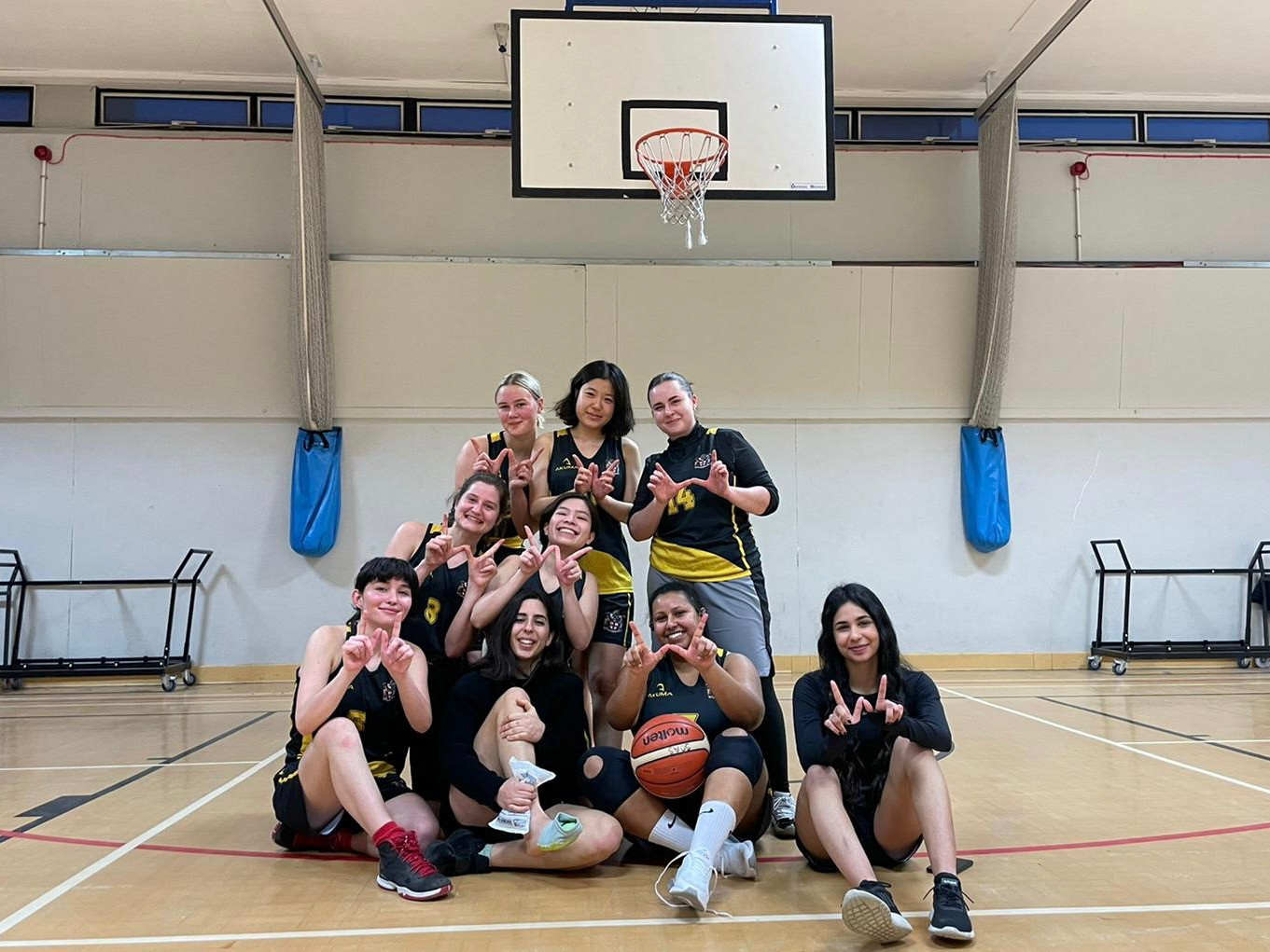 Phương Anh và đồng đội của đội bóng rổ nữ SOAS. Phương Anh và đồng đội của đội bóng rổ nữ SOAS.