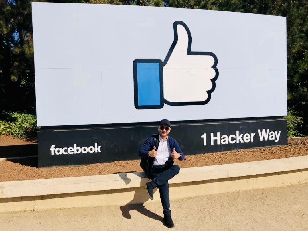 Thầy Đồng Anh tại trụ sở Facebook Cupertino. Thầy Đồng Anh tại trụ sở Facebook Cupertino.