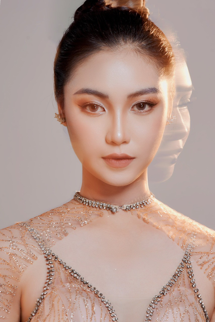 Từng khoác trên mình màu áo tự ti, rụt rè để giờ đây Khánh Quỳnh có thể tự tin toả sáng và giành được ngôi vị cao nhất của cuộc thi Hoa khôi thanh lịch Học viện Tài chính. Từng khoác trên mình màu áo tự ti, rụt rè để giờ đây Khánh Quỳnh có thể tự tin toả sáng và giành được ngôi vị cao nhất của cuộc thi Hoa khôi thanh lịch Học viện Tài chính.