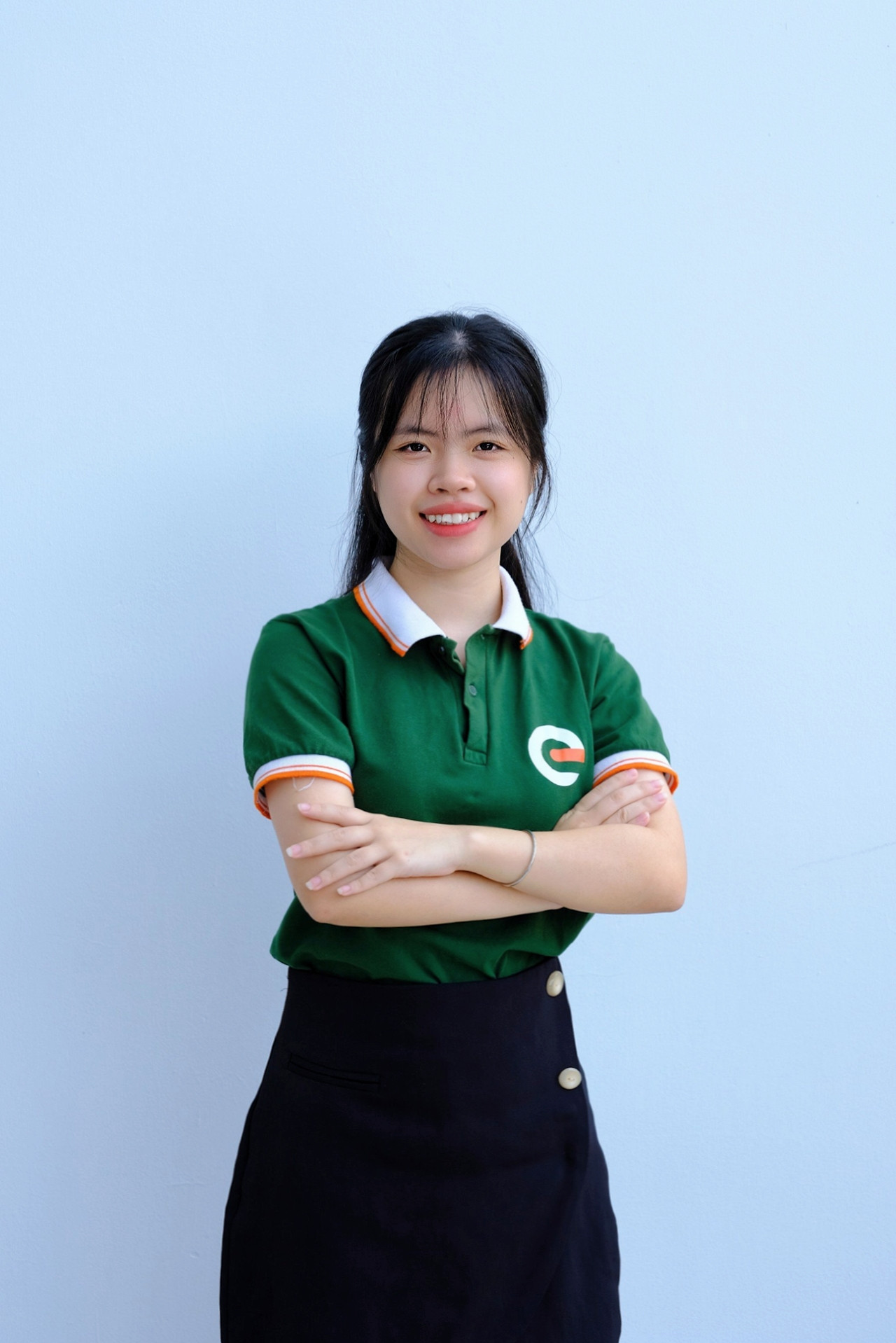 Thu Hằng hoàn thành chương trình học tập trong 3 năm; GPA 3.76 – bằng xuất sắc; 5/6 kỳ đạt học bổng khuyến khích học tập của trường từ loại giỏi trở lên (top 1% của trường).