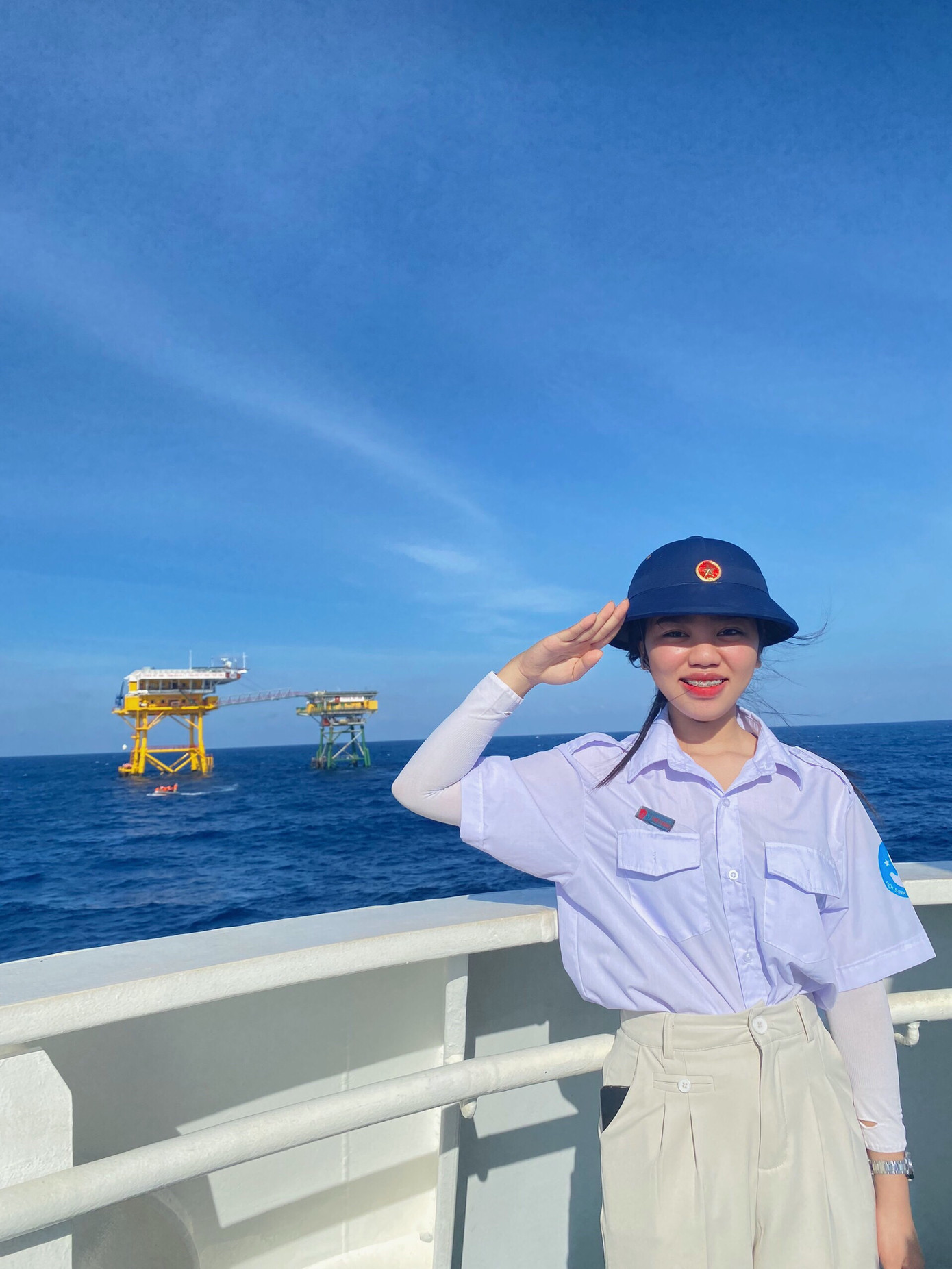 Mỹ Duyên chụp ảnh tại Nhà giàn DK01.