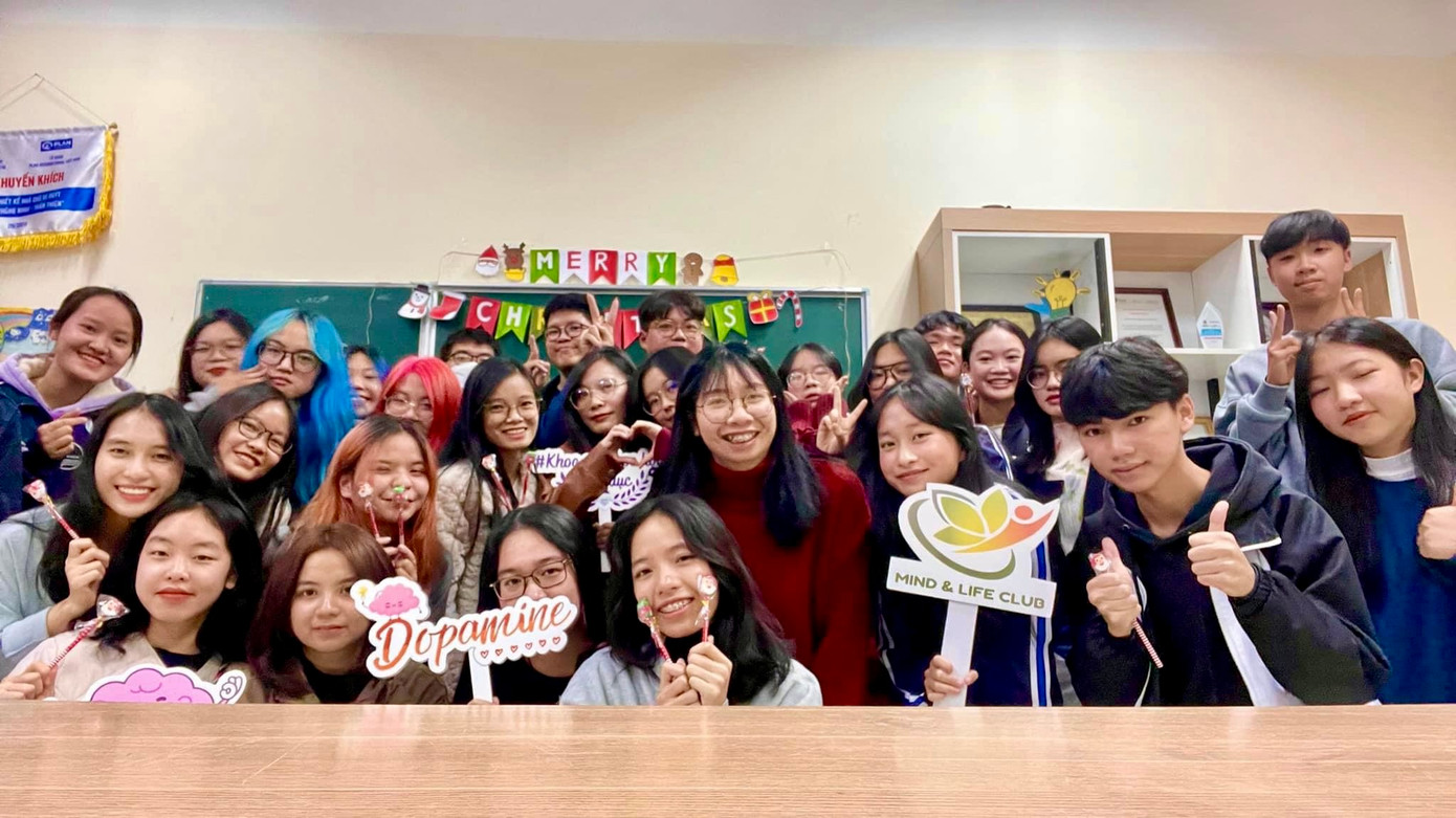 Thảo Linh và các thành viên câu lạc bộ Tâm lý và Cuộc sống “Mind & Life”.