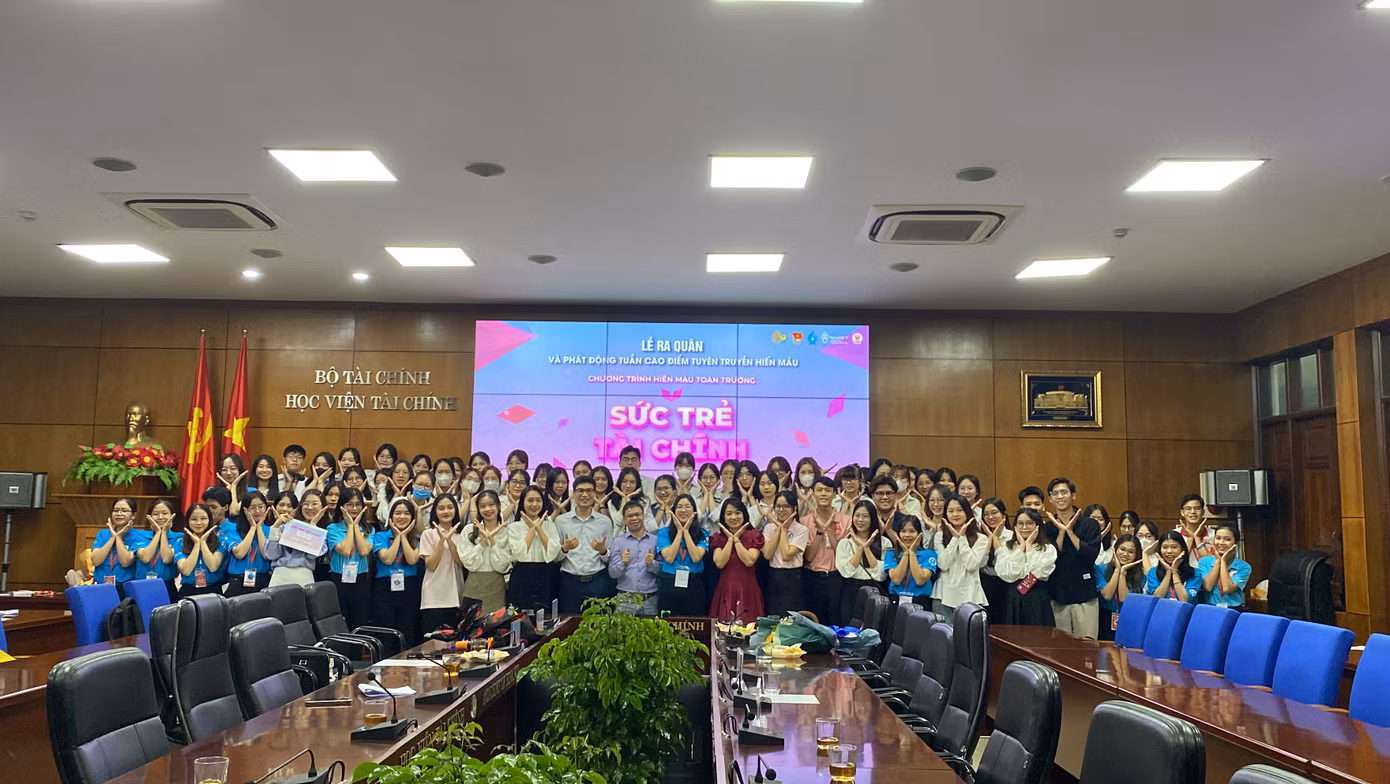 Lễ ra quân phát động tuần cao điểm chương trình hiến máu toàn trường Sức Trẻ Tài Chính.