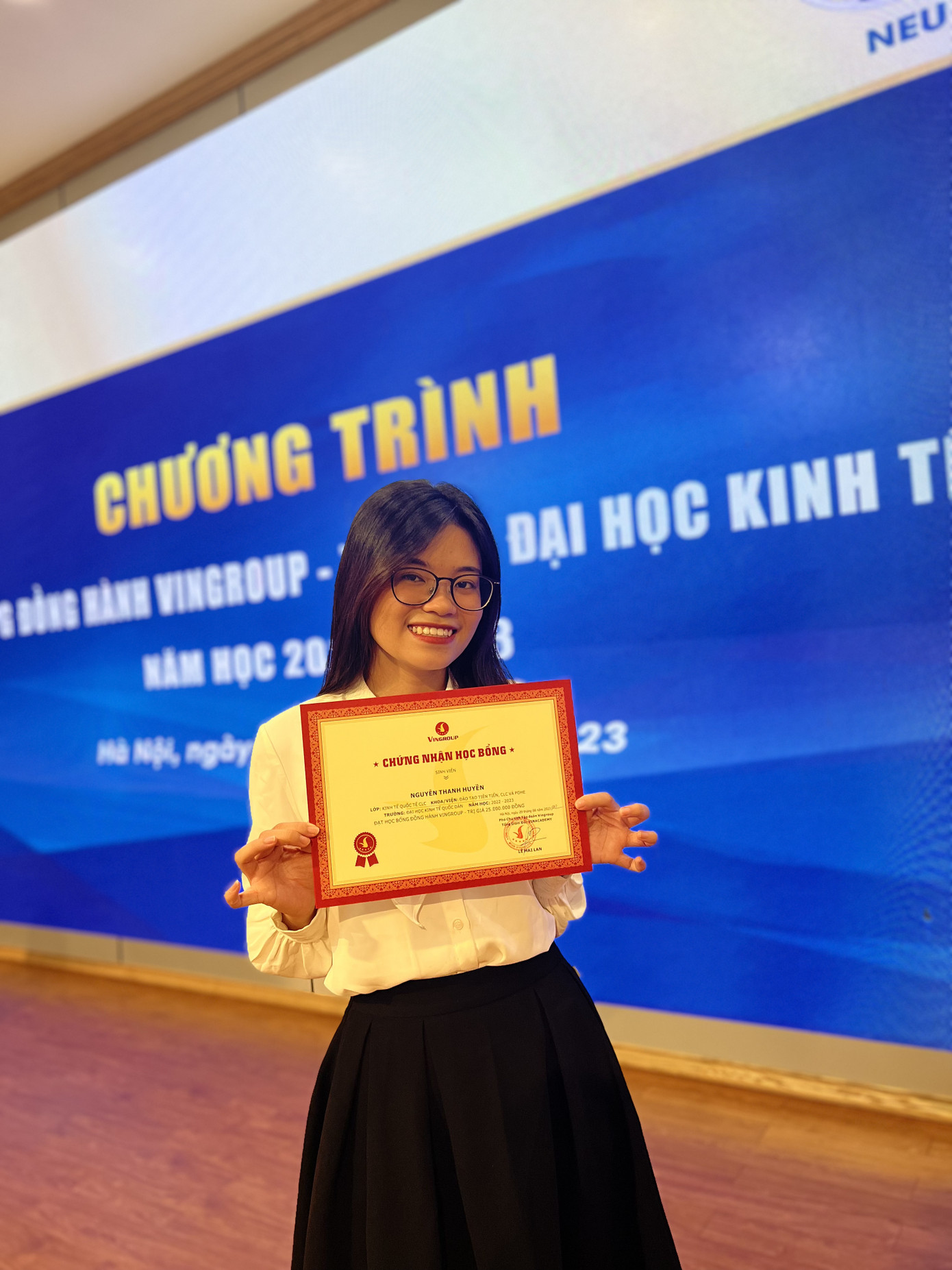Thanh Huyền vinh dự nhận học bổng Vingroup. Thanh Huyền vinh dự nhận học bổng Vingroup.