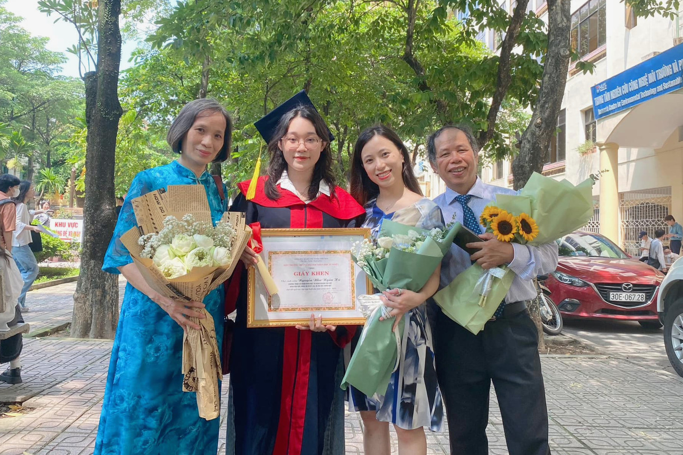 Bố, mẹ và chị gái đến chung vui cùng Ngân Hà trong ngày tốt nghiệp.