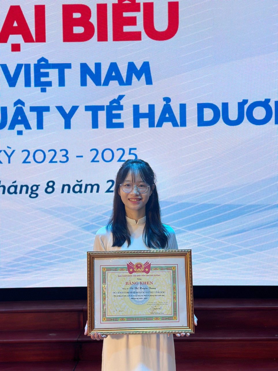 Huyền Trang nhận bằng khen có thành tích xuất sắc trong công tác Hội.