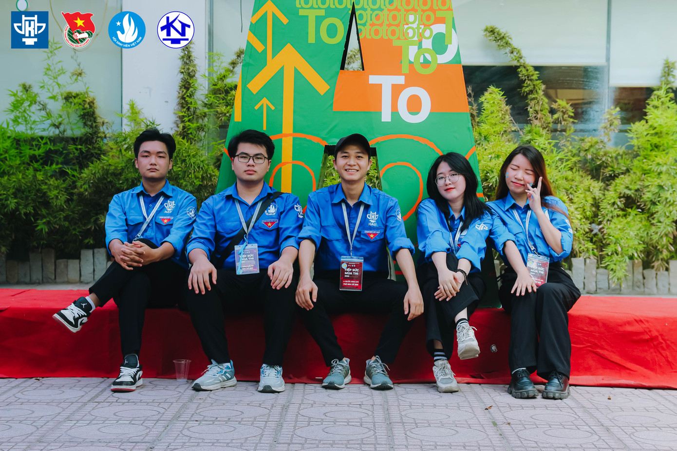 Ban thư ký Hội Sinh viên trường Đại học Kiến trúc Hà Nội - những người cộng sư tuyệt vời của Tuyết Anh (thứ hai từ phải sang). Ban thư ký Hội Sinh viên trường Đại học Kiến trúc Hà Nội - những người cộng sư tuyệt vời của Tuyết Anh (thứ hai từ phải sang).