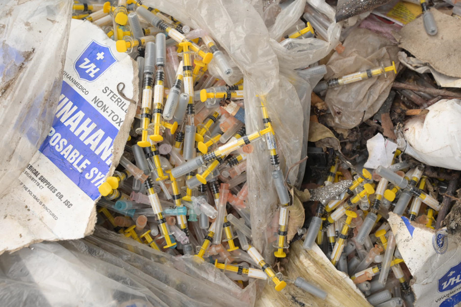 Rất nhiều kim tiêm được thu dọn trong quá trình làm việc (Ảnh:NVCC) Rất nhiều kim tiêm được thu dọn trong quá trình làm việc (Ảnh:NVCC)