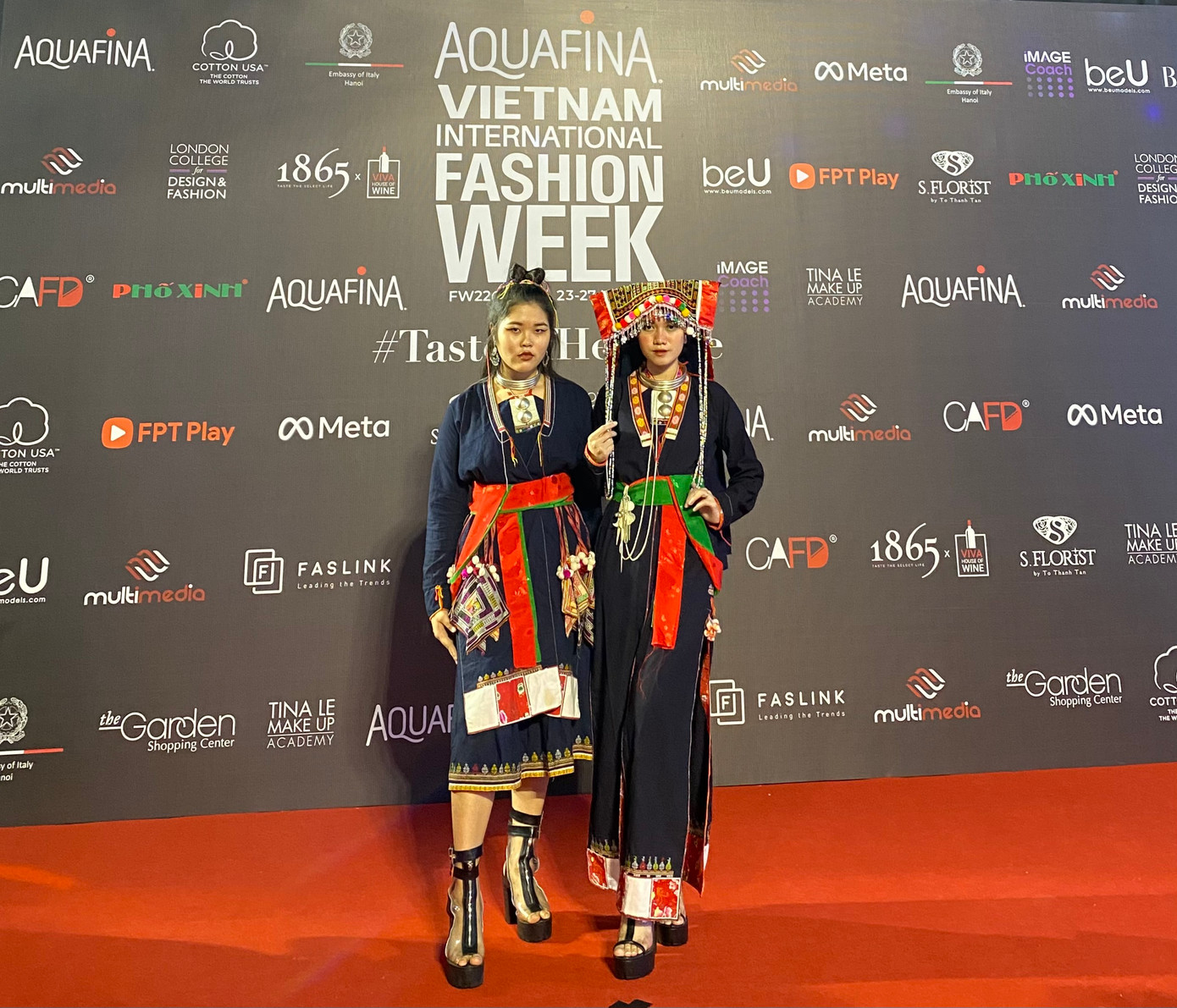 Lan toả nét đẹp trang phục truyền thống dân tộc Dao quần chẹt tới Vietnam International Fahion Week 2022.